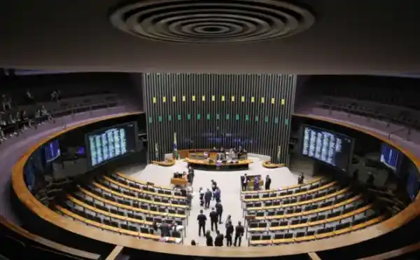 PL ultrapassa 100 deputados e lidera a Câmara