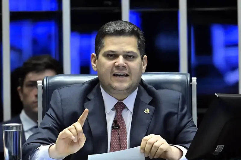 Lula negocia com Alcolumbre para acalmar crise no STF