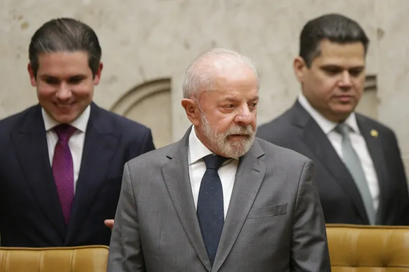PEC 6x1 passa na Câmara, pressiona Senado e une Motta a Lula