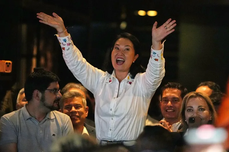 Peru: Sánchez lidera eleições com 0,1% de vantagem sobre Keiko