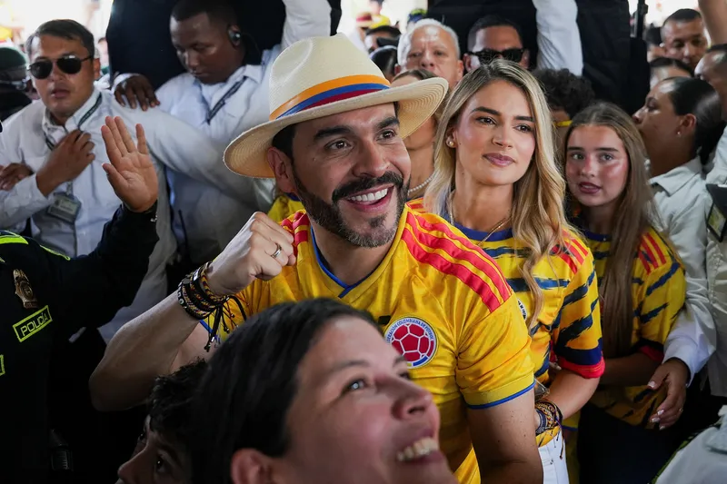 Abelardo de la Espriella vence eleição na Colômbia e sinaliza guinada à direita