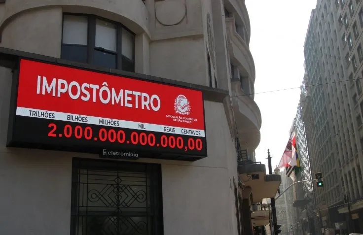 Brasil atinge R$ 2 trilhões em impostos sob persistente déficit fiscal