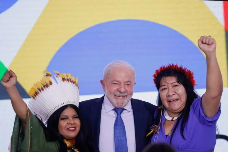 Lula critica mercado e defende papel do Estado na economia