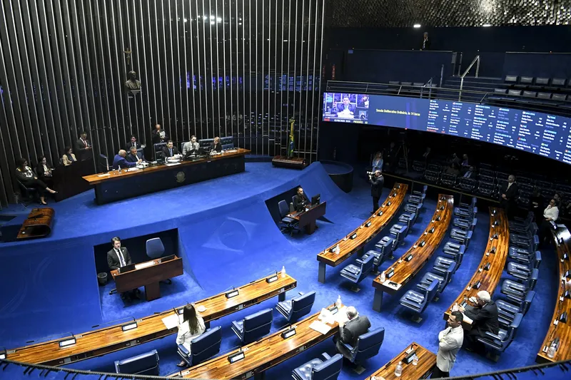 Políticos disputam três vagas ao Senado da Paraíba em 2026
