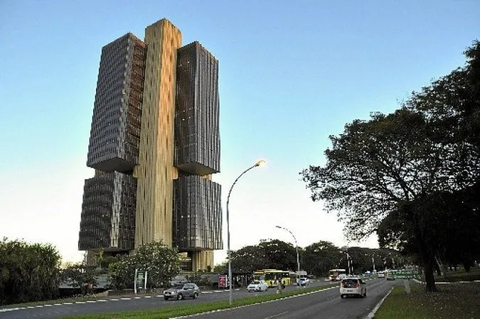 Déficit de R$ 10 bilhões em agosto pressiona contas públicas