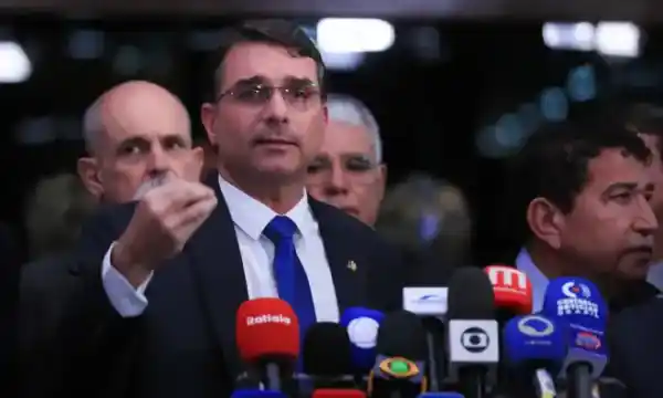 Flávio Bolsonaro confirma candidatura e PL prepara palanques