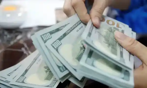 Ibovespa fecha estável; dólar sobe com tensão EUA-Irã