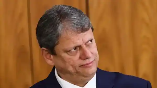 Tarcísio fica em SP e muda a corrida de 2026